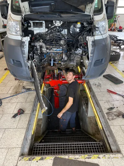 Technik opravující dodávku