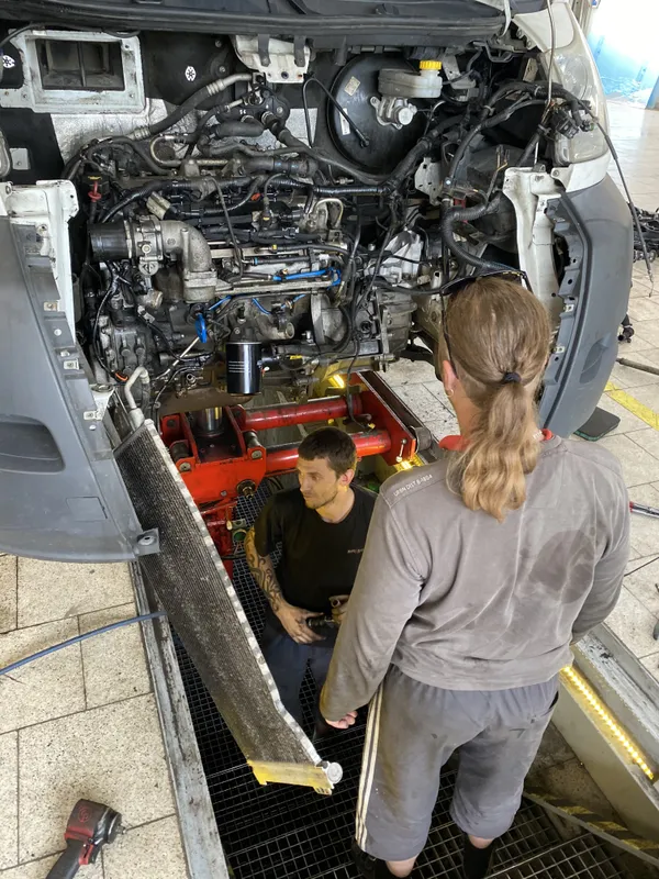 Naši mechanikové opravující dodávku