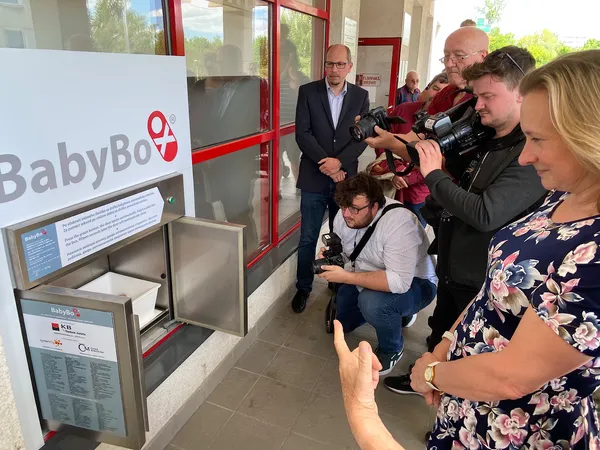 Otevírání Babyboxu v přítomnosti veřejnosti a novinářů