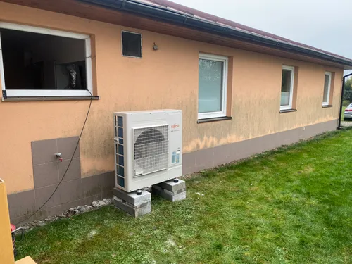 Tepelné čerpadlo nainstalované vedle domu