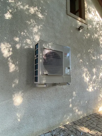 Detailní pohled na tepelné čerpadlo na zdi domu