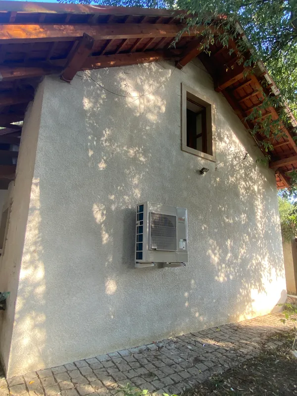 Nainstalované tepelné čerpadlo na zdi domu