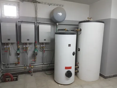 Vnitřní jednotky v kotelně vedle kotlů