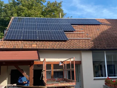 Instalace panelů na střechu se stínem